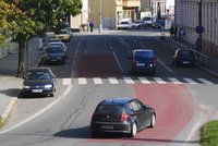 Dopravní novinka na Karvinsku: Červené pásy ochraňují školáky