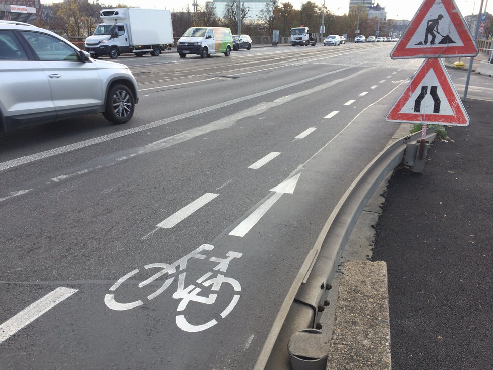 Cyklisté při jízdě po Hlávkově mostě musejí zdolávat překážku.