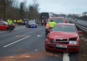 Dálnici D1 mezi Všechromy a Mirošovicemi u Prahy uzavřely ve směru na Brno dvě dopravní nehody. 