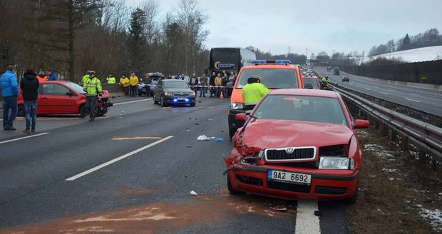 Dvě dopravní nehody na D1: Řidiče porazilo vlastní auto!