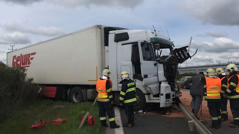 Na dálnici D11 přejel kamion do protisměru, obousměrně se tvoří kolony.