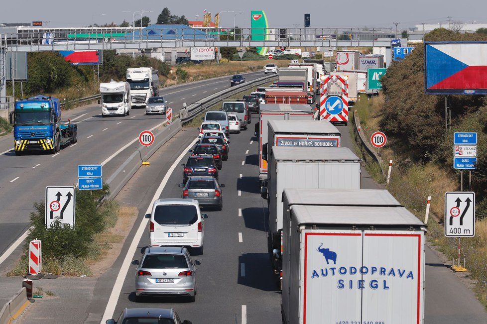 Na středoevropských dálnicích se budou o nadcházejícím víkendu tvořit dlouhé kolony.