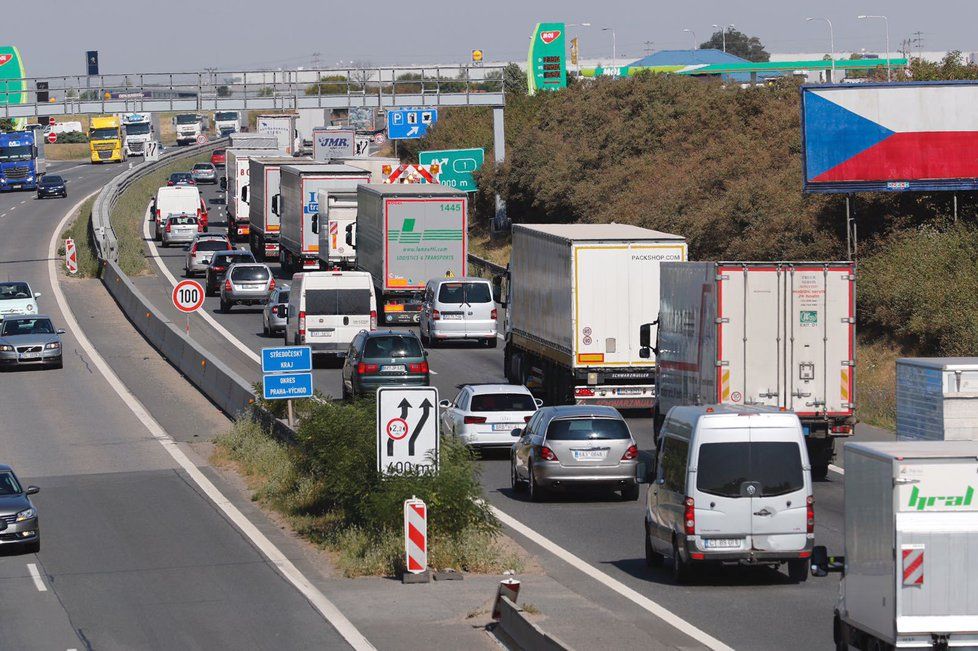 Situace na dálnici D8 u Prahy po nehodě tří kamionů.