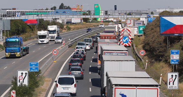 Dálnice D1 je po nehodě autobusu na 222. kilometru na Brno průjezdná jen jedním pruhem. Ilustrační foto