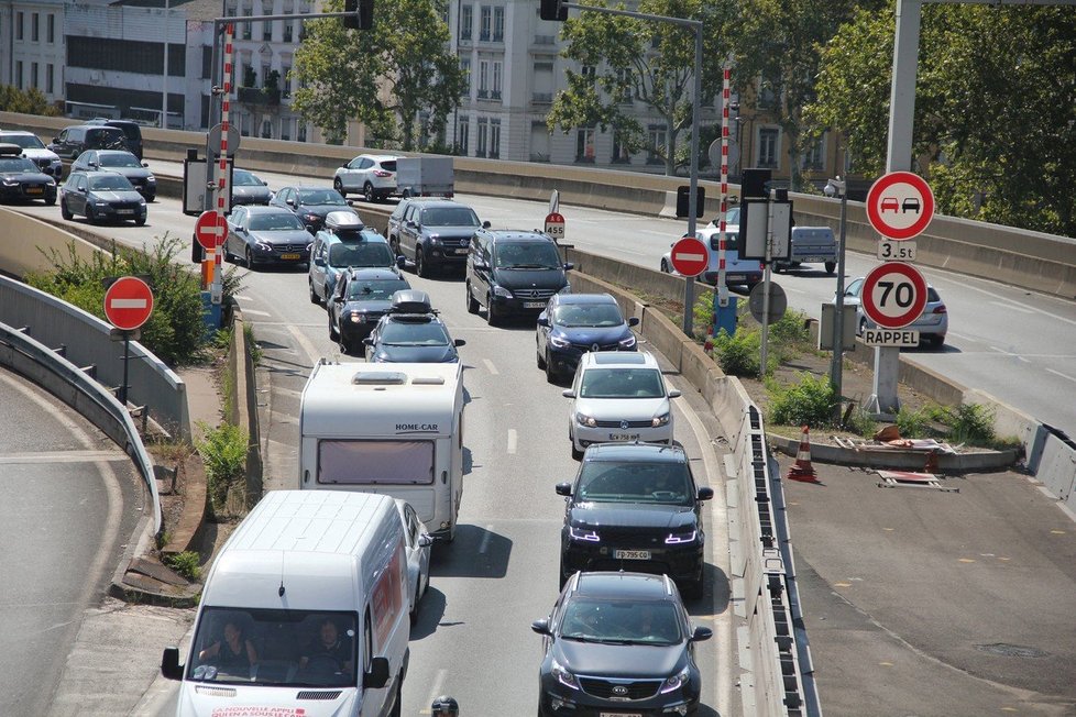 Na dálnicích v celé Evropě se kvůli rekreantům tvoří rozsáhlé zácpy