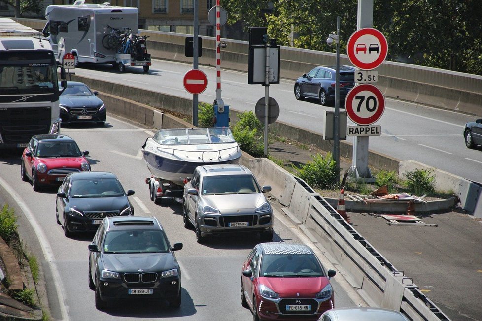 Na dálnicích v celé Evropě se kvůli rekreantům tvoří rozsáhlé zácpy, řidiči se tak snaží se zácpě vyhnout