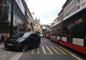 Na Národní třídě v Praze bouralo auto s tramvají.