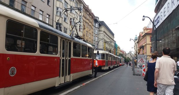 Tramvajová linka číslo 2 dočasně jezdí podél Vltavy a nezajíždí na Karlovo náměstí. Odborník toto opatření obhajuje.
