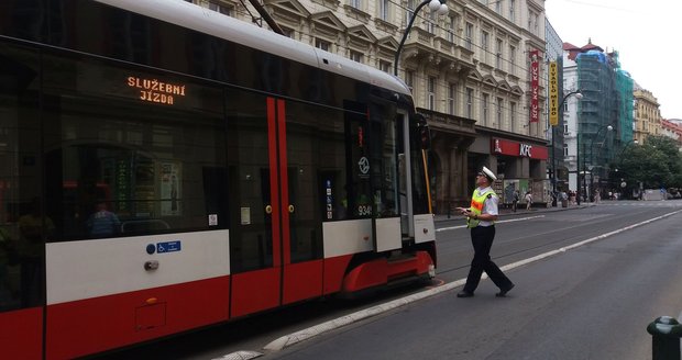 Na Národní třídě v Praze bouralo auto s tramvají.