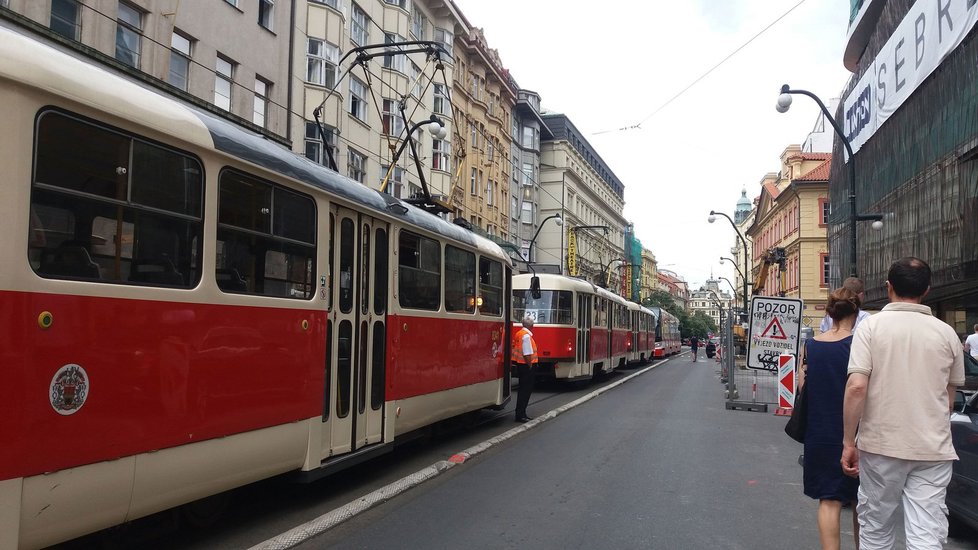 Na Národní třídě v Praze bouralo auto s tramvají.