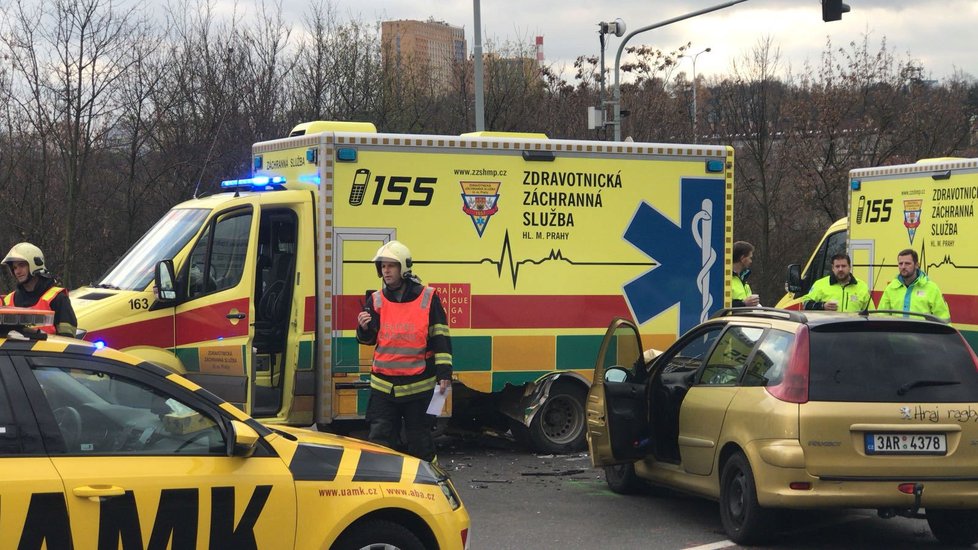 U nájezdu na Jižní spojku havarovalo auto se záchrankou.