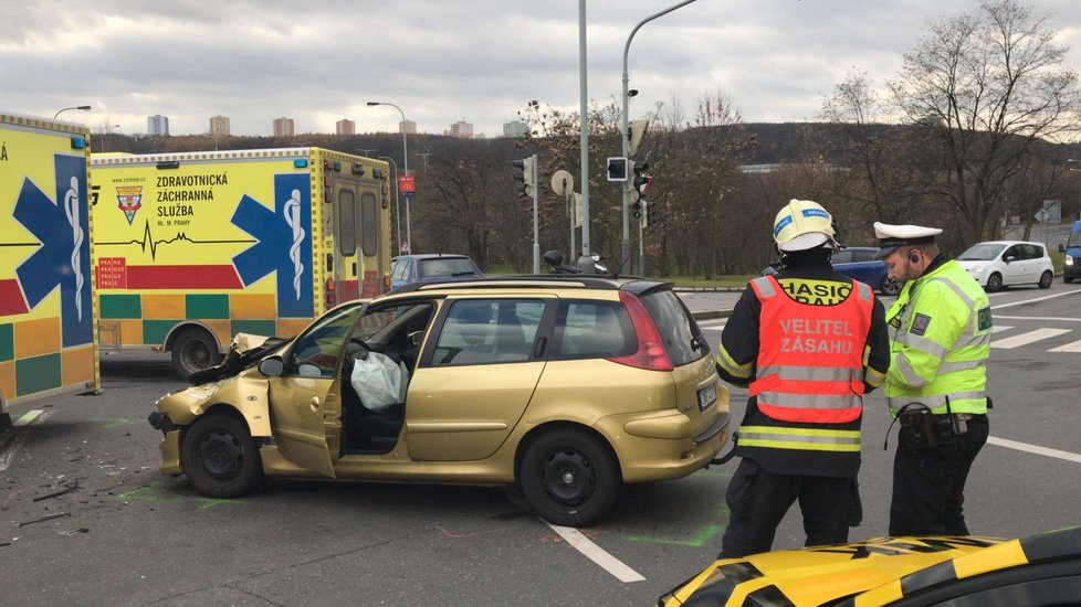 U nájezdu na Jižní spojku havarovalo auto se záchrankou.