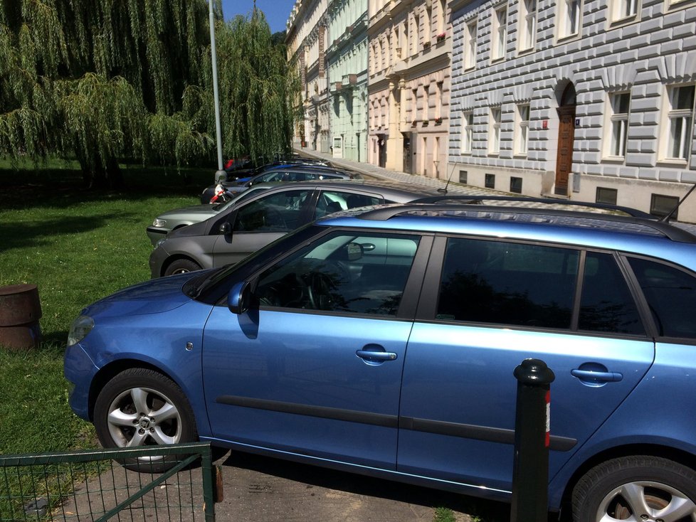 Podle čísel, které má radnice Prahy 1 k dispozici, parkují tisíce aut v centru metropole nelegálně bez postihu. (Ilustrační foto)
