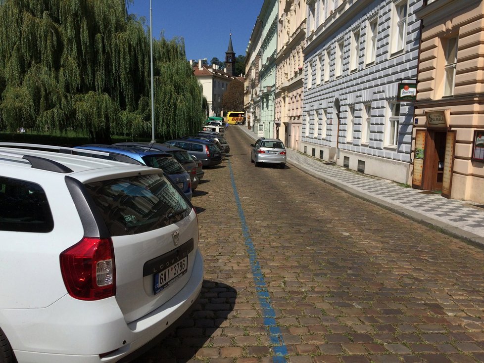 Podle čísel, které má radnice Prahy 1 k dispozici, parkují tisíce aut v centru metropole nelegálně bez postihu. (Ilustrační foto)