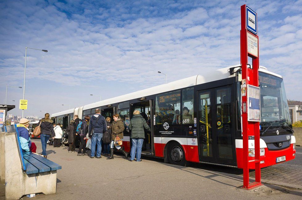 Slevy v dopravě stály v prvním půlroce 2,73 miliardy korun.