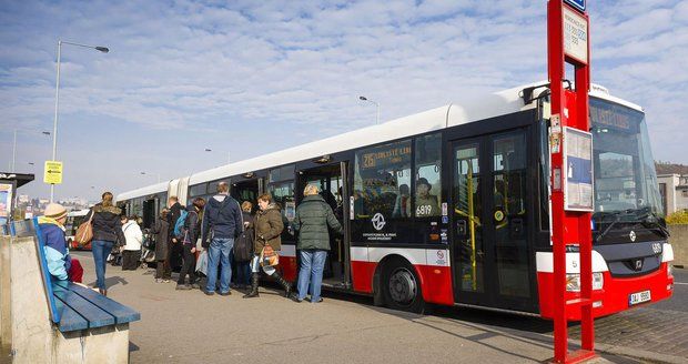 Tři autobusové linky nebudou kvůli rekonstrukci autobusového obratiště do konce léta využívat zastávku Háje. (ilustrační foto)