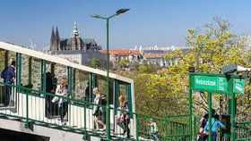 Lanovka na Petřín je po dvou dnech v provozu. Má zbrusu nová ložiska i kola