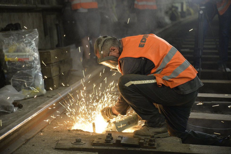 Metro na lince C už jezdí v plné trase. Výluka skončila o den dříve kvůli večernímu koncertu Eda Sheerana v Letňanech. (ilustrační foto)