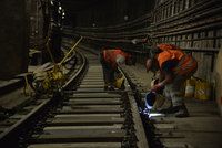 Metro na céčku už jezdí v plné trase: Dělníci si s výměnou pražců pospíšili kvůli koncertu Eda Sheerana