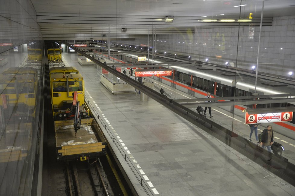 V Praze pokračují práce na výměně pražců kolejiště metra. Mezi Florencí a Pražského povstání nic nejezdí.