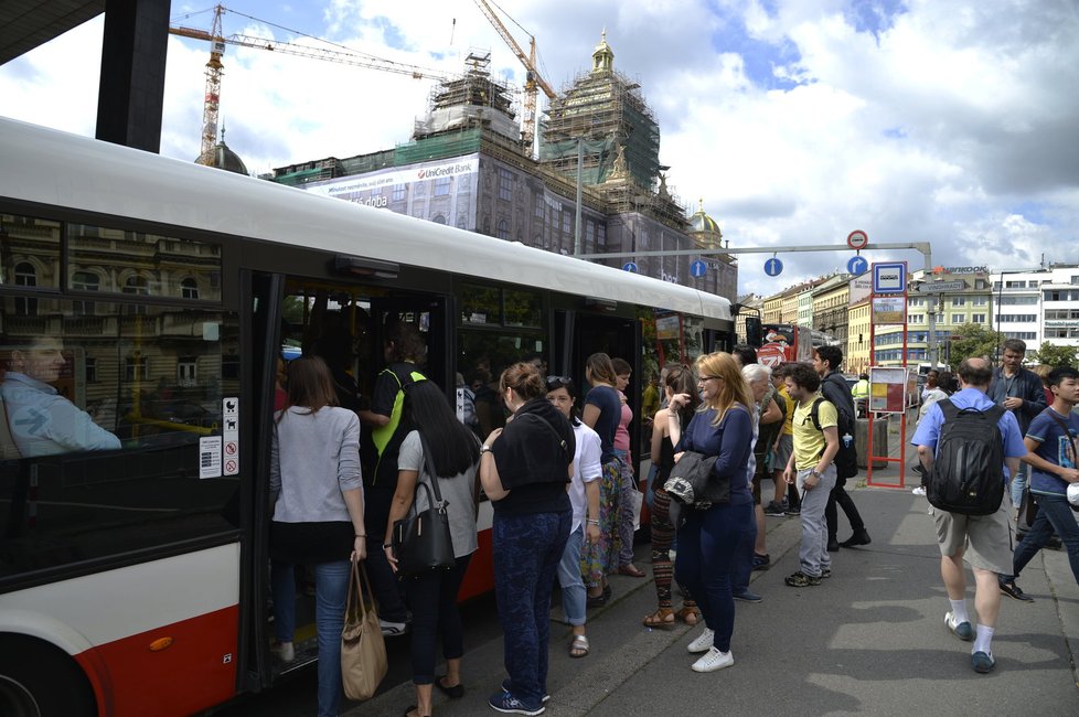 Místo metrem teď cestující po části linky C pražského metra jezdí autobusem.
