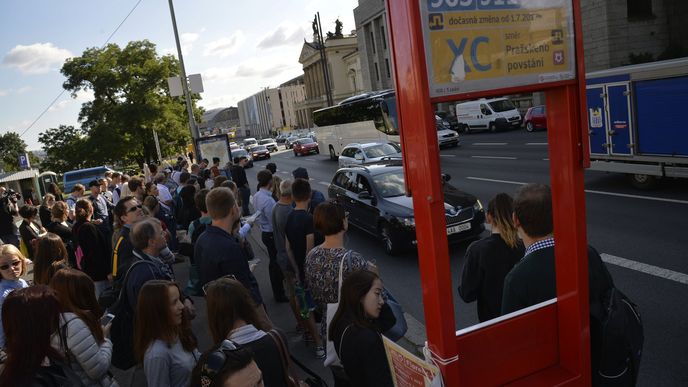 Na zastávkách náhradní povrchové dopravy se tvoří zástupy lidí, autobusy XC ale přijíždějí často.