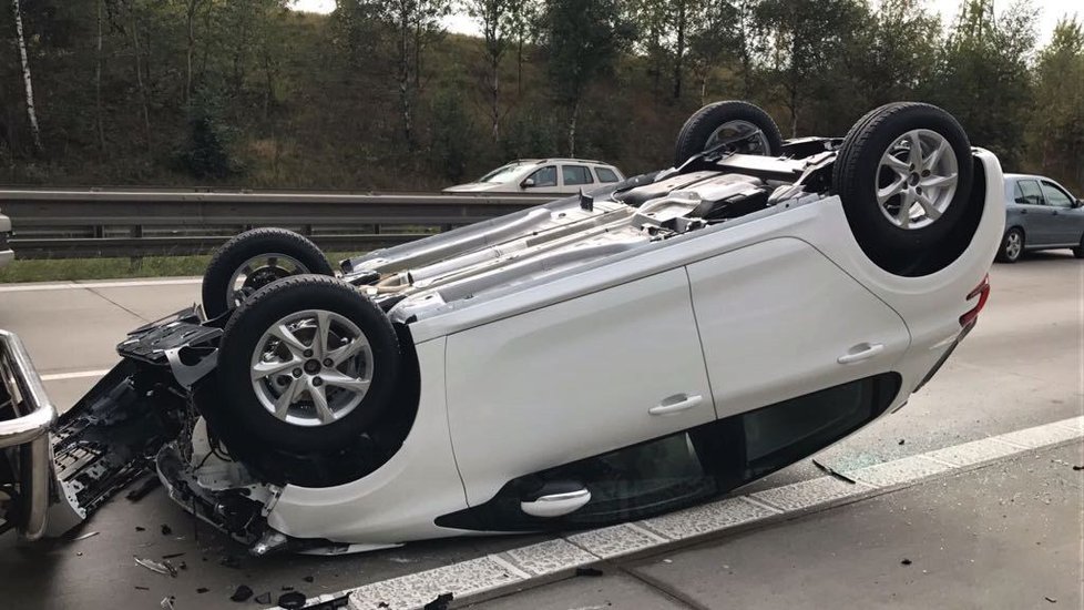 Na Pražském okruhu došlo ke kuriózní nehodě: úplně nové auto spadlo z kamionu, skončilo na střeše.