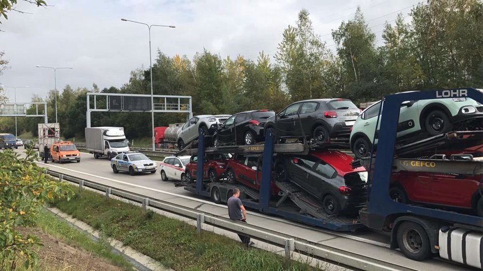 Na Pražském okruhu došlo ke kuriózní nehodě: úplně nové auto spadlo z kamionu, skončilo na střeše.