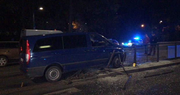 Při nehodě na Karlově náměstí skončilo auto na tramvajovém ostrůvku.