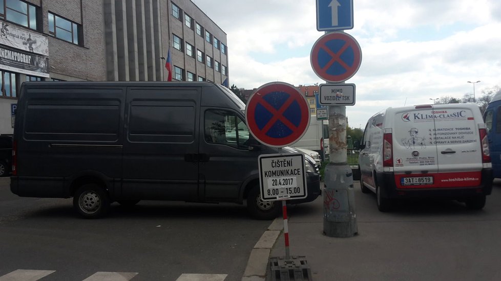 Řidiči na Letné totálně ignorovali zákaz zastavení kvůli právě probíhajícímu blokovému čištění ulic.