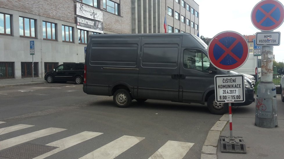 Řidiči na Letné totálně ignorovali zákaz zastavení kvůli právě probíhajícímu blokovému čištění ulic.