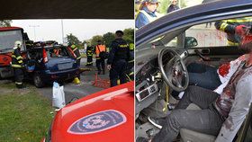 Cvičení záchranářů při simulaci nehody autobusu a osobního auta na nevyužívaném úseku Rozvadovské spojky.