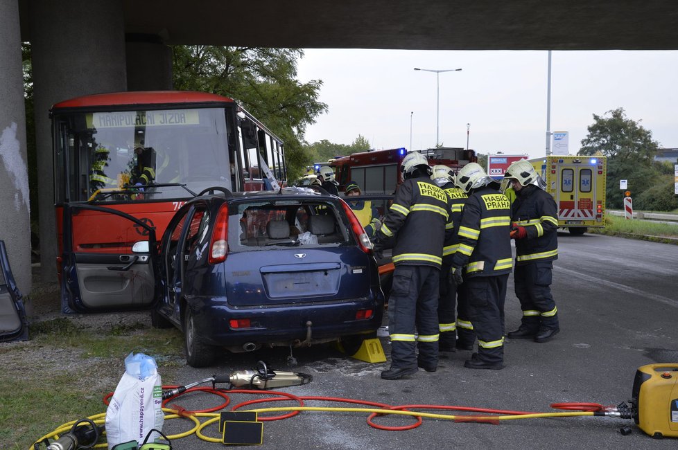 Cvičení záchranářů při simulaci nehody autobusu a osobního auta na nevyužívaném úseku Rozvadovské spojky.