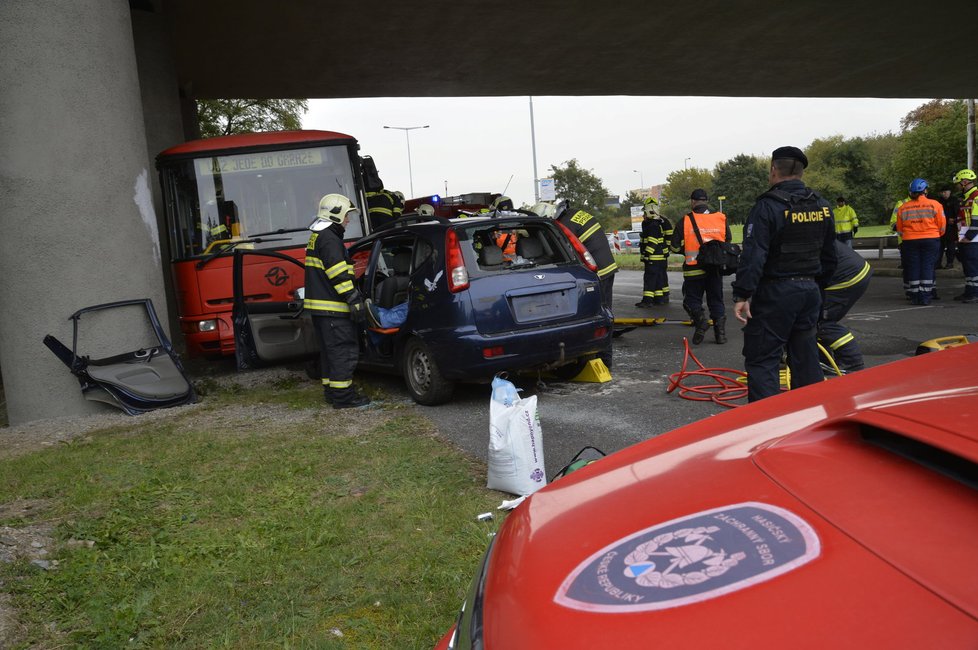 Cvičení záchranářů při simulaci nehody autobusu a osobního auta na nevyužívaném úseku Rozvadovské spojky.