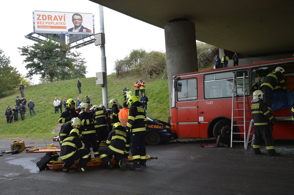 Cvičení záchranářů při simulaci nehody autobusu a osobního auta na nevyužívaném úseku Rozvadovské spojky.