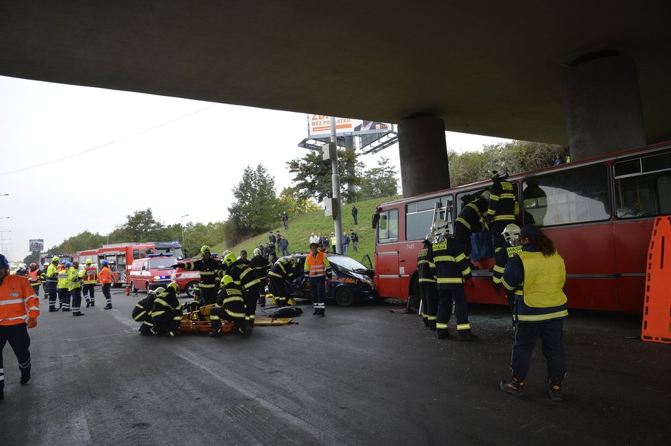 Cvičení záchranářů při simulaci nehody autobusu a osobního auta na nevyužívaném úseku Rozvadovské spojky.