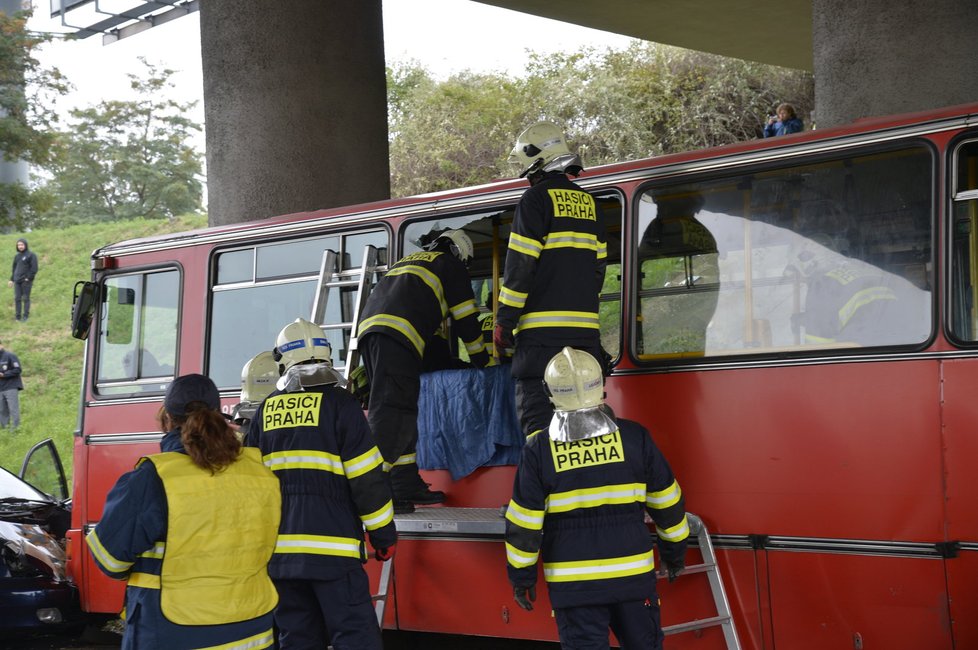 Cvičení záchranářů při simulaci nehody autobusu a osobního auta na nevyužívaném úseku Rozvadovské spojky.