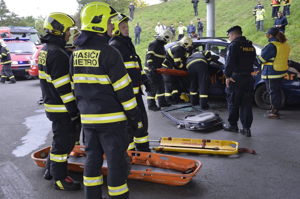 Cvičení záchranářů při simulaci nehody autobusu a osobního auta na nevyužívaném úseku Rozvadovské spojky.