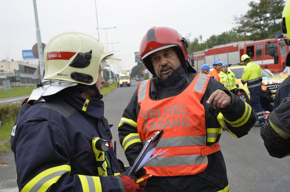 Cvičení záchranářů při simulaci nehody autobusu a osobního auta na nevyužívaném úseku Rozvadovské spojky.