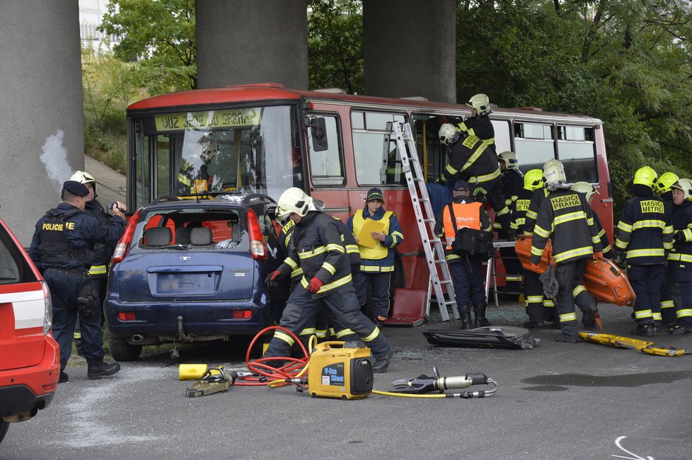 Cvičení záchranářů při simulaci nehody autobusu a osobního auta na nevyužívaném úseku Rozvadovské spojky.