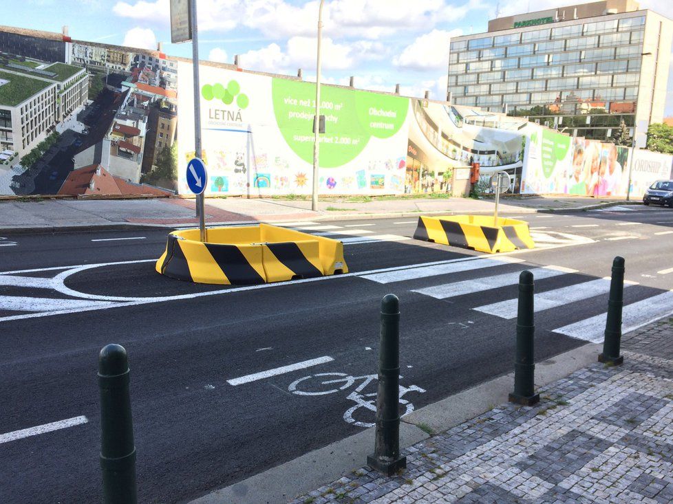 Veletržní ulice má po opravě nový povrch, který se bude ještě usazovat.