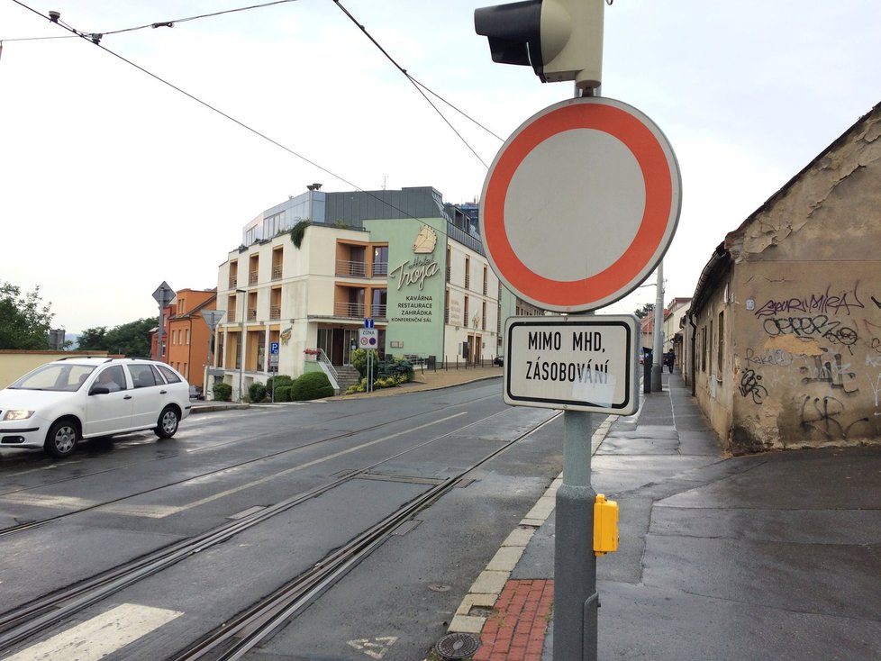 Značka, která na zákaz vjezdu od Zenklovy ulice upozorňuje.