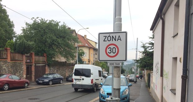 Trojskou ulicí se nesmí jezdit od března, někteří řidiči to nerespektují. Radnice zvažuje pečlivější kontrolu.