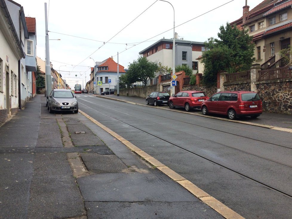 Trojskou ulicí se nesmí jezdit od března, někteří řidiči to nerespektují. Radnice zvažuje pečlivější kontrolu.