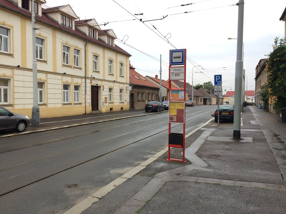 Trojskou ulicí se nesmí jezdit od března, někteří řidiči to nerespektují. Radnice zvažuje pečlivější kontrolu.