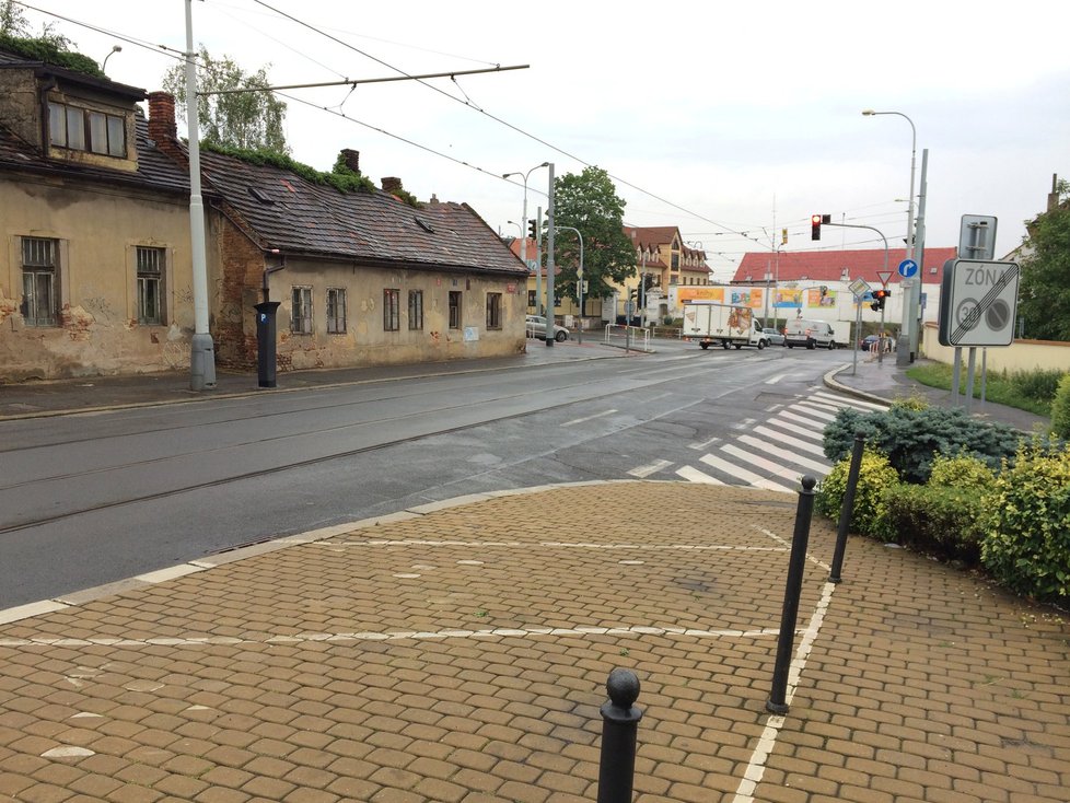 Řidiči neporušují zákaz průjezdu nepřetržitě. Během ranní dopravní špičky ve čtvrtek 27. července byl v Trojské ulici klid.