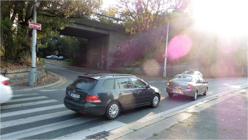 Na křižovatce Povltavské ulice museli během dopravní špičky zakázat odbočení vlevo, tvořily se kolony.