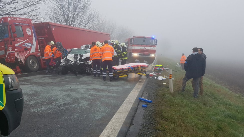 Hrozivě vypadající nehoda nedaleko Líbeznic v Praze-východ.