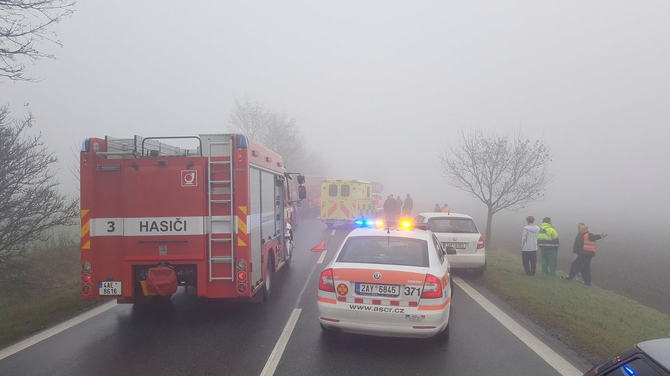 Hrozivě vypadající nehoda nedaleko Líbeznic v Praze-východ.