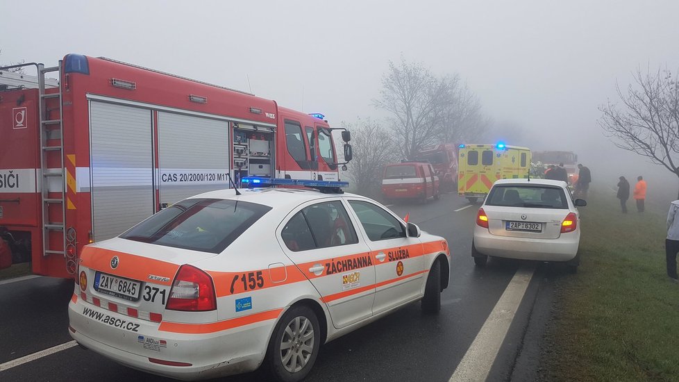 Hrozivě vypadající nehoda nedaleko Líbeznic v Praze-východ.